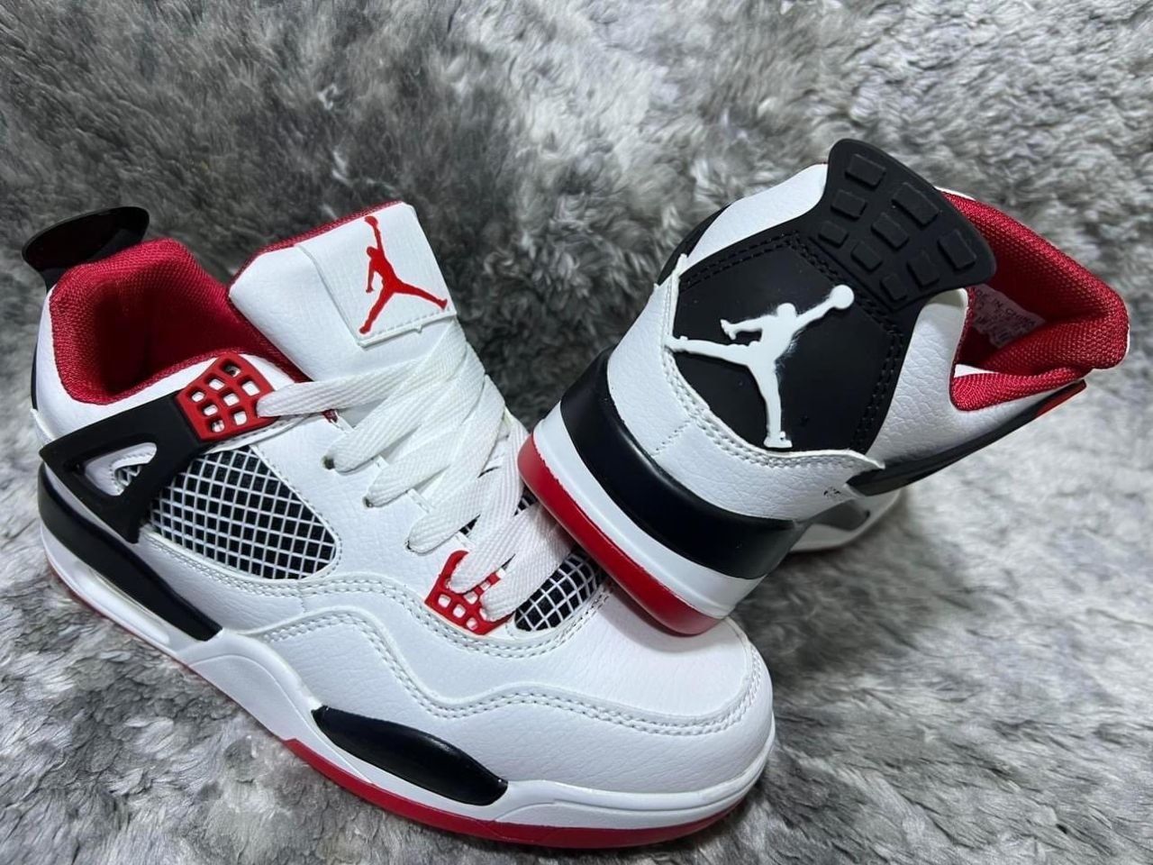 Jordan 4 unisex.