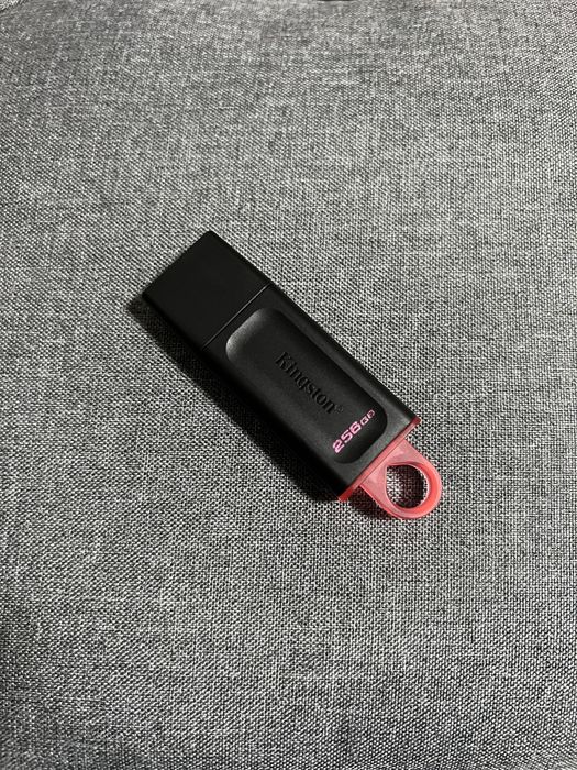 Новая флешка Kingston 256gb