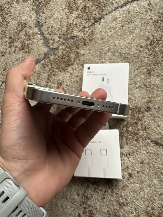 iPhone 15 Pro Max White, perfect functional, cu ecran fisurat