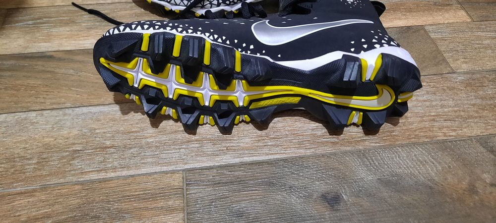 Adidasi nike fotbal