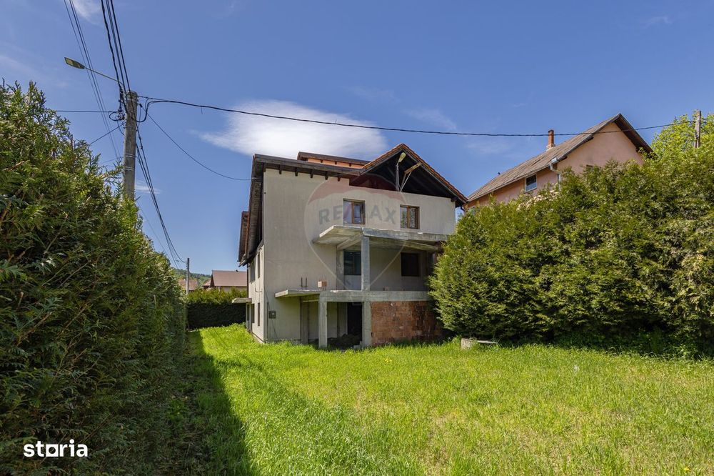 Casă / Vilă cu 8 camere / 7 bai de vânzare, Moieciu de Jos