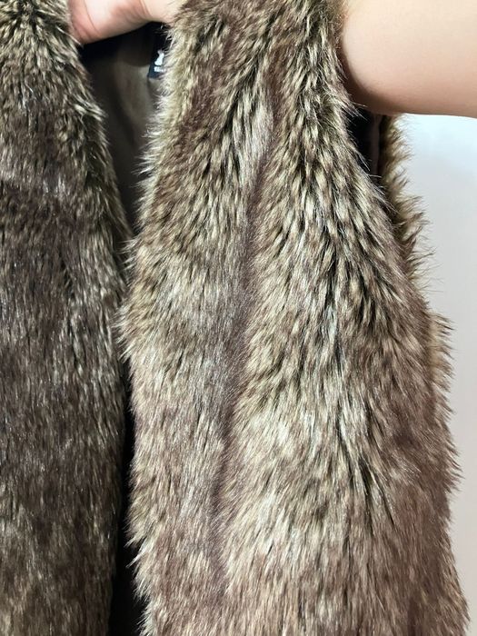 Пухен елек С/М размер не е носена изглежда като ново