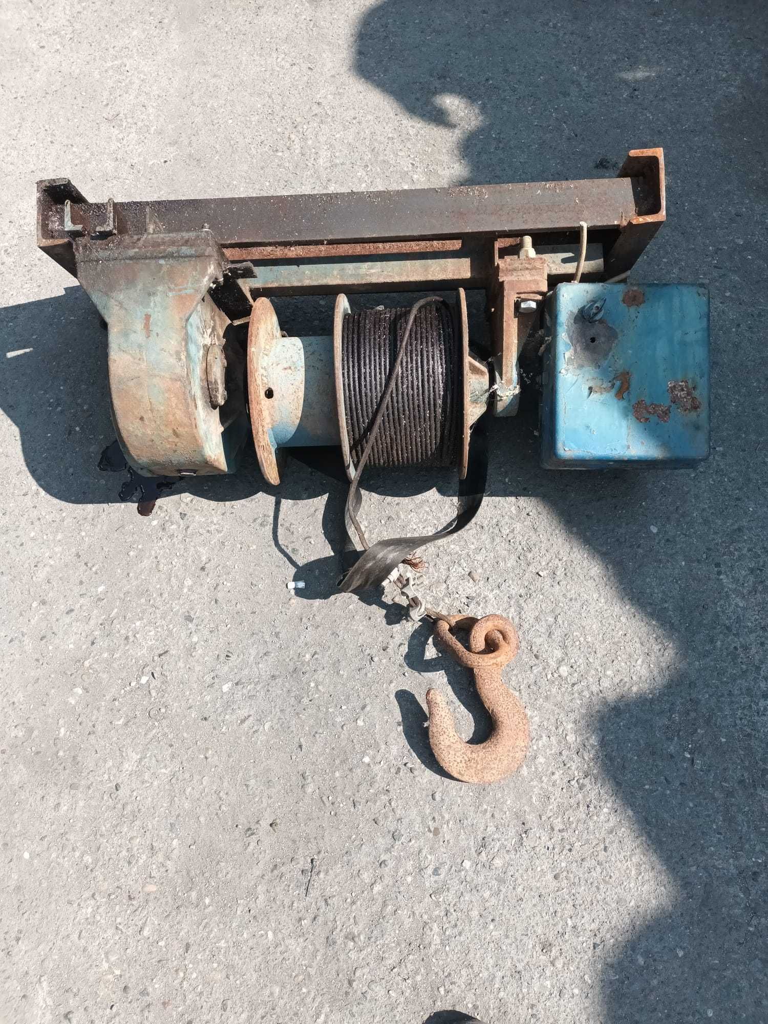 Troliu pentru tras lemne ..se poate folosi electric s-au hidraulic