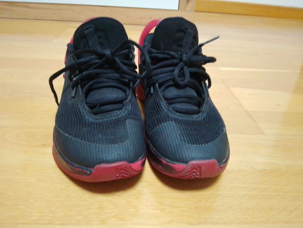 Pantofi sport Jordan pentru copii.