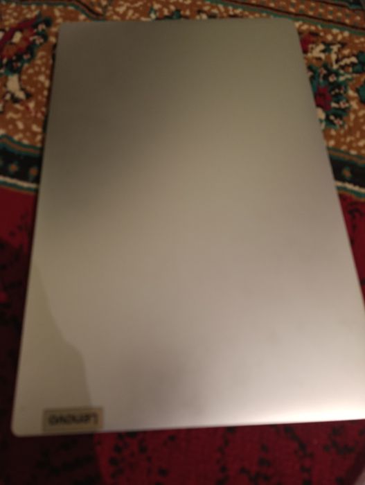 Lenovo notebuk sotiladi