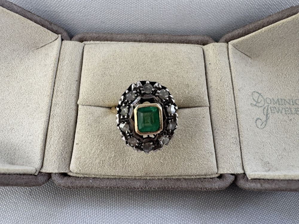 Inel din aur, smarald si diamante montate in argint