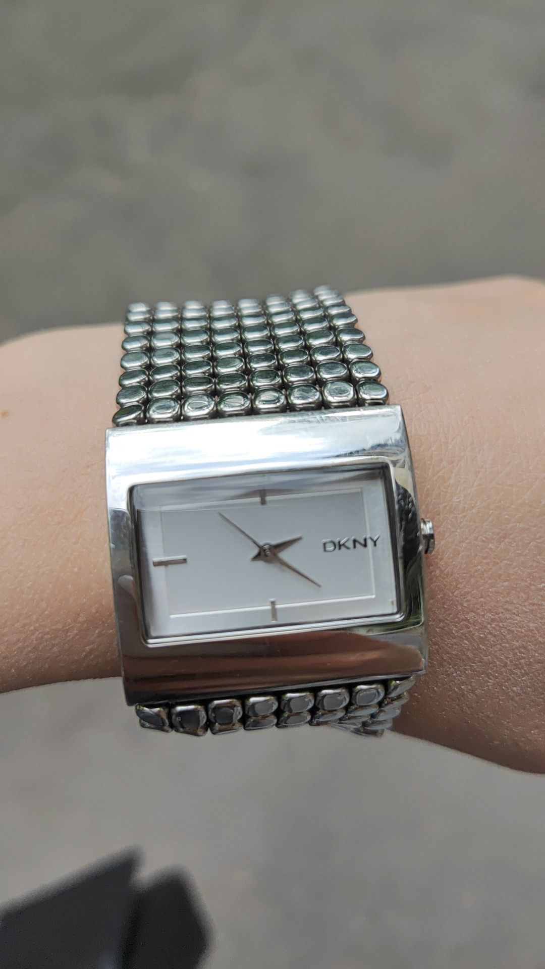 Продам часы женские DKNY