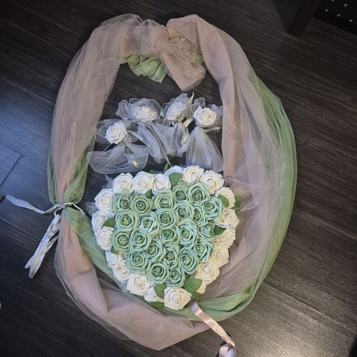 Сватбена украса за кола - воали, сърце и рози за дръжките