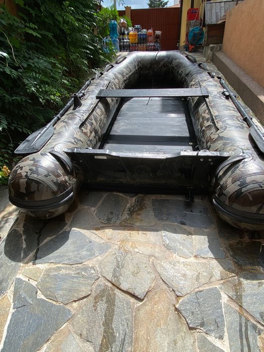 Barcă de pescuit cu motor și sonar