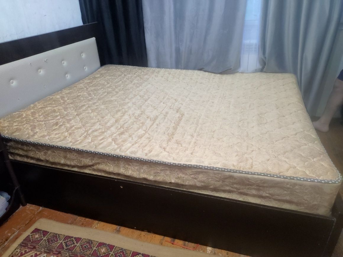 продам 2х спальную кровать с матрасом
