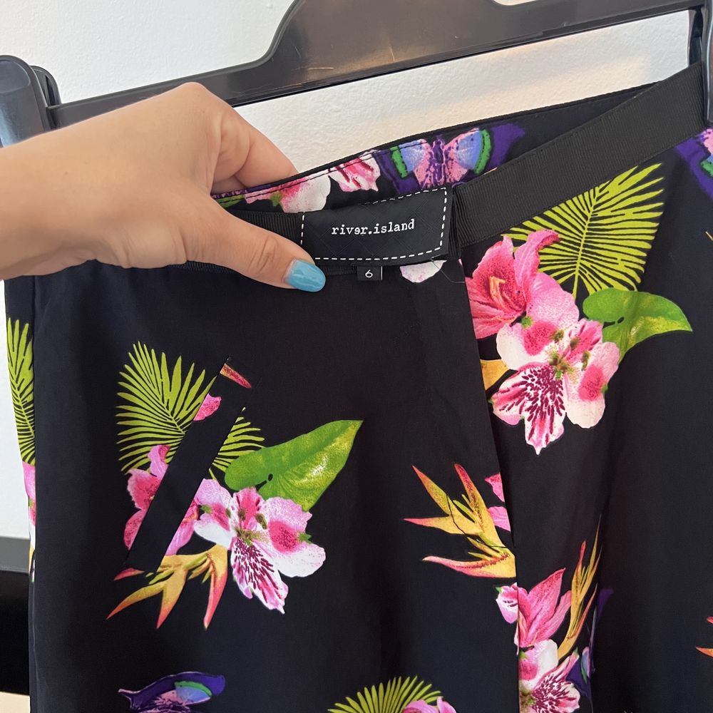 Pantaloni scurti River Island marime 36 S negru model floral