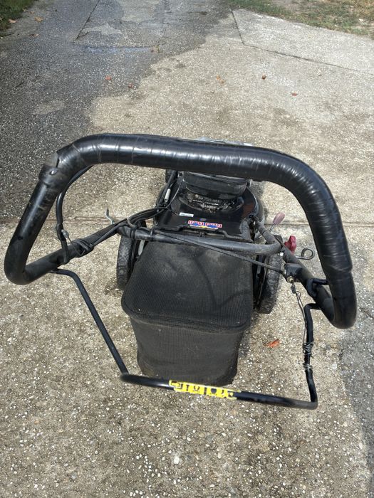 Masina de tuns iarba Briggs Stratton