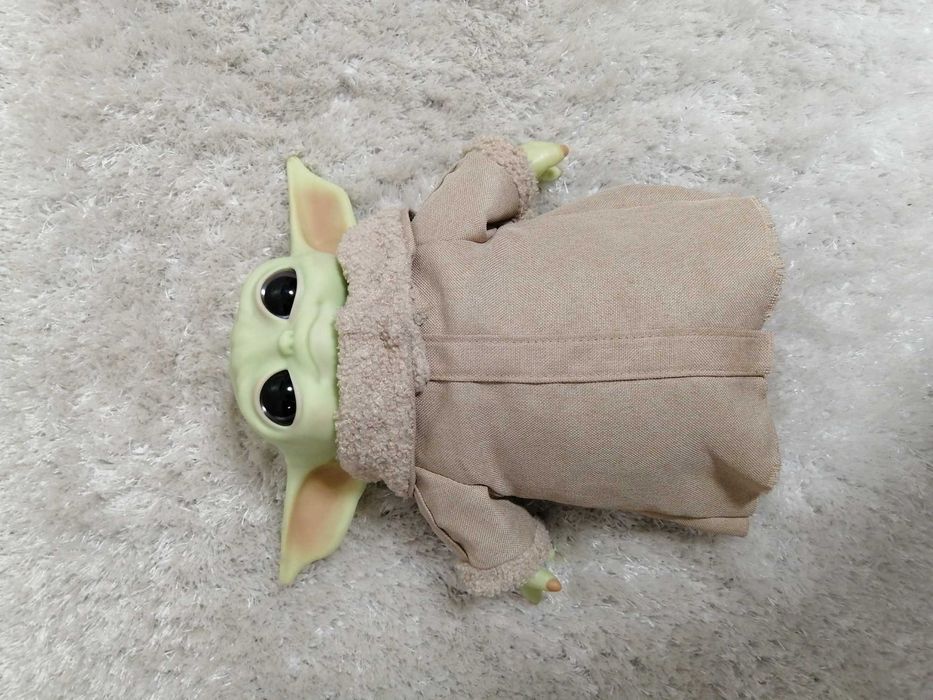 Vând Figurina Baby yoda Star Wars
