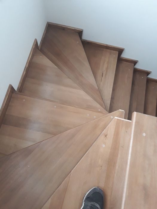 Scări din lemn masiv și usi de interior