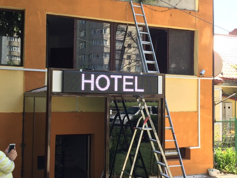 Afisaj led, panou programabil wifi reclama hotel pensiune, LogoPrint