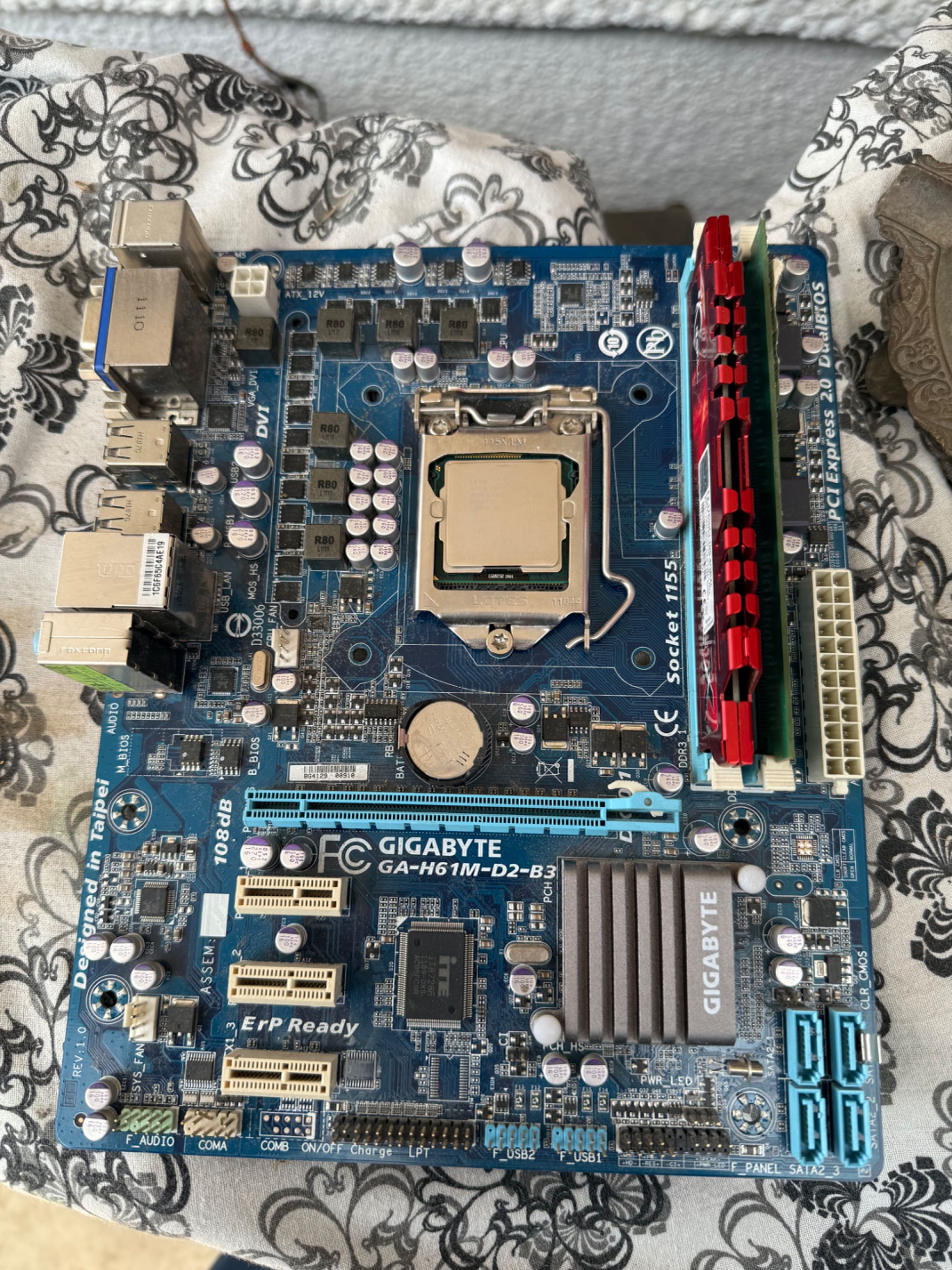 Продавам платка h61m-d2-b3 с i7 2600 и рам памети 8 гб и 2 гб плюс 1тб