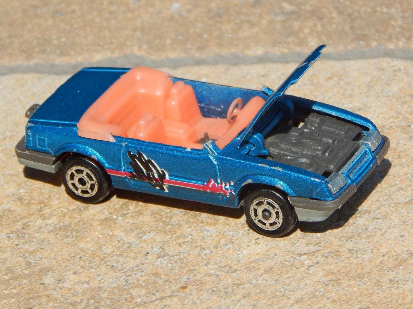 Macheta Ford Mustang Convertible III 1986 Majorette sc 1:59 cu defect