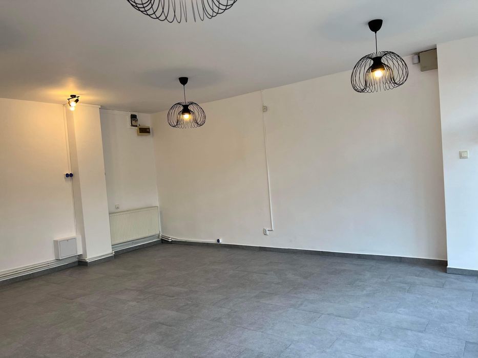 Închiriez spatiu comercial  zona Piata Noua