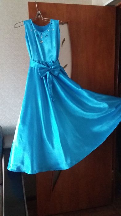 Нарядное красивое атласное платье для девочки 10-13 лет.