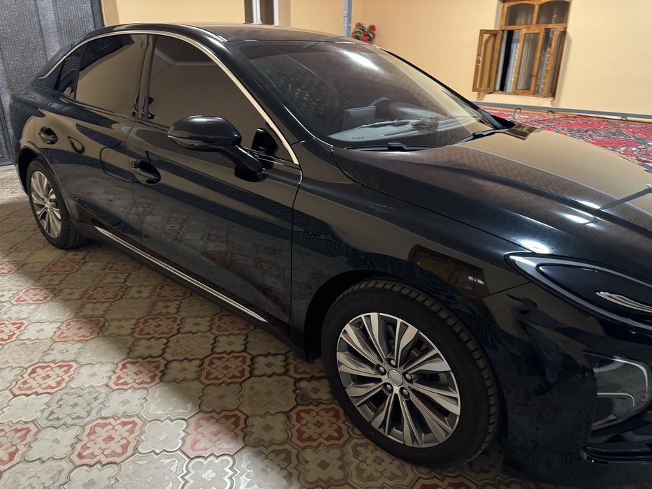Автомашина Hongqi eqm-5 500 км. Черный цвет. Пробег 18100 км.