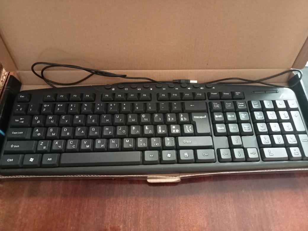 Продаётся компьютерная проводная клавиатура с беспроводной мышкой