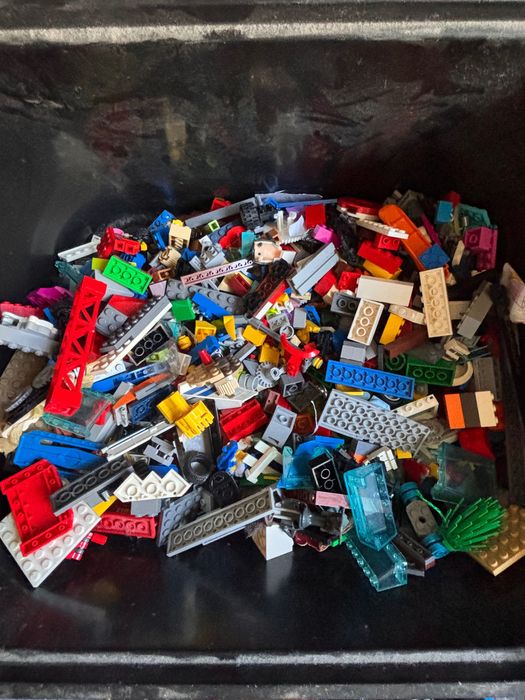 Vând piese lego peste 1500 piese