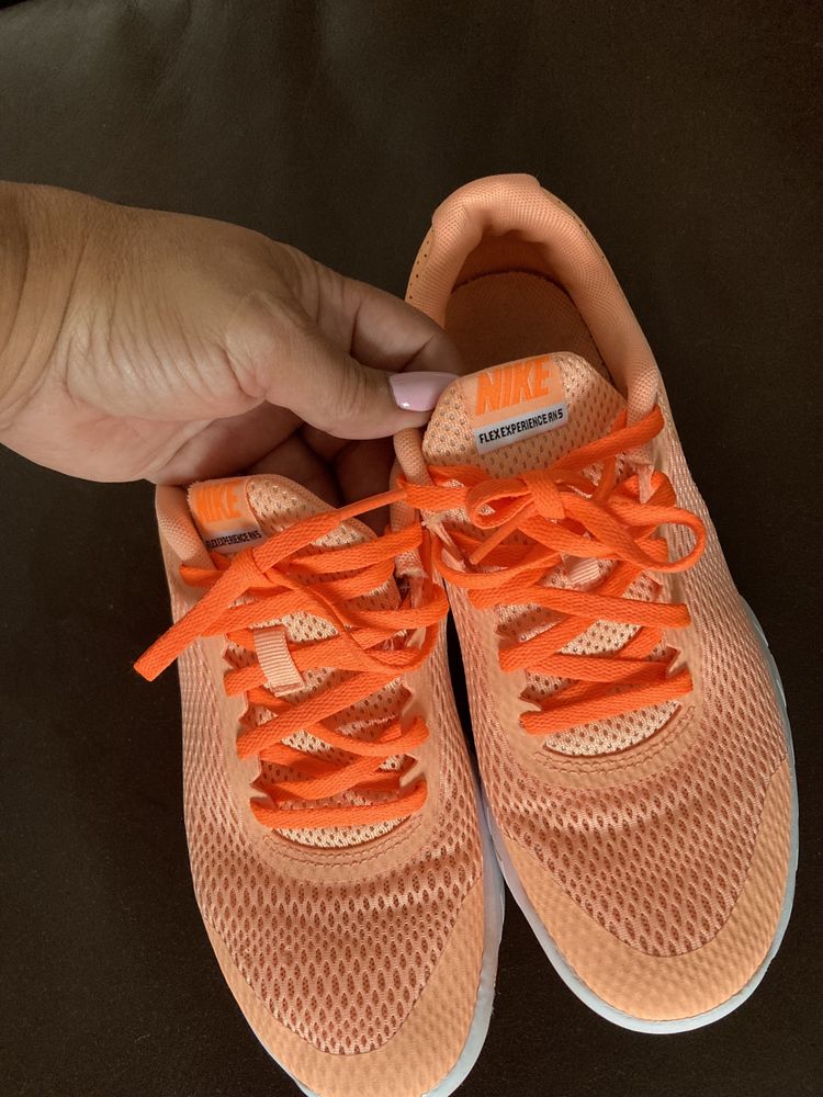 Дамски маратонки NIKE номер 38,5