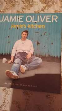 Продавам готварска книга Джейми оливър