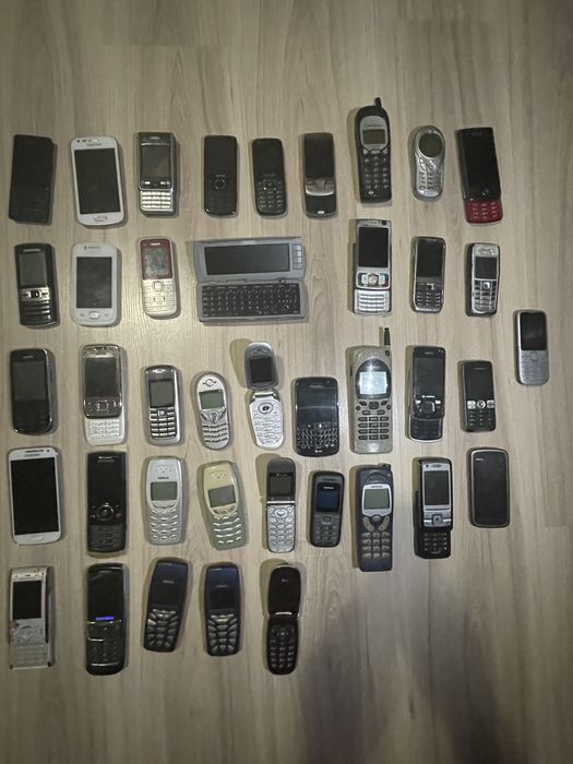 Продавам колекция от телефони