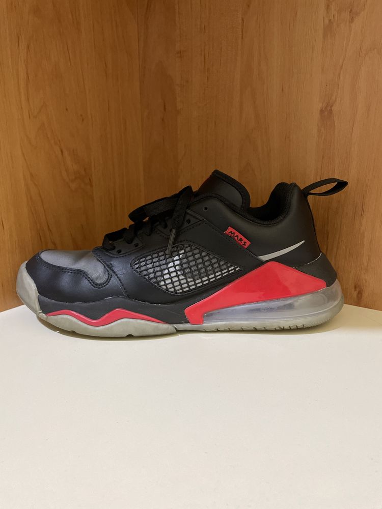 Jordan mars 270 Low Red and Black