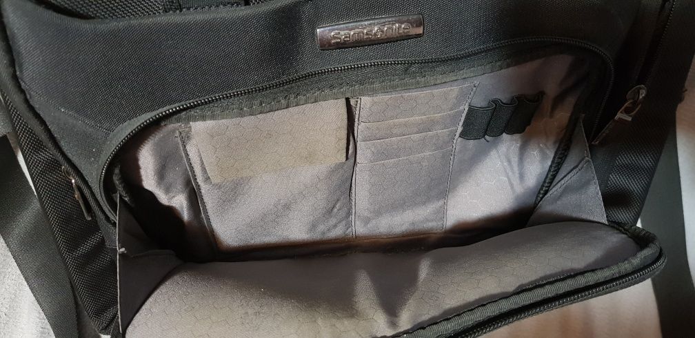 Vând geanta de laptop 15" Samsonite