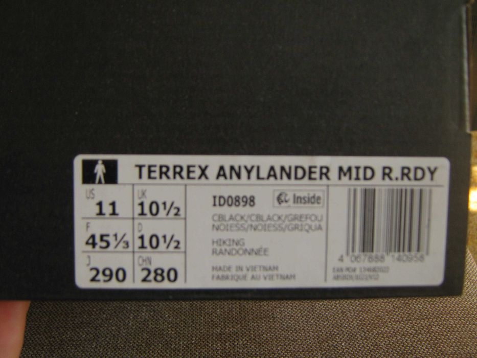 Чисто нови спортни обувки