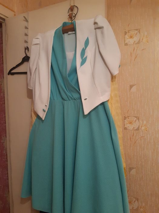 Костюмы,кофты женские