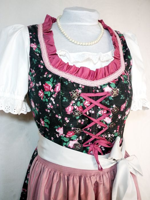 Dirndl Nr.40 - 42 Sarfan Rochie bavaeza, tiroleza 
Rochie tradițională