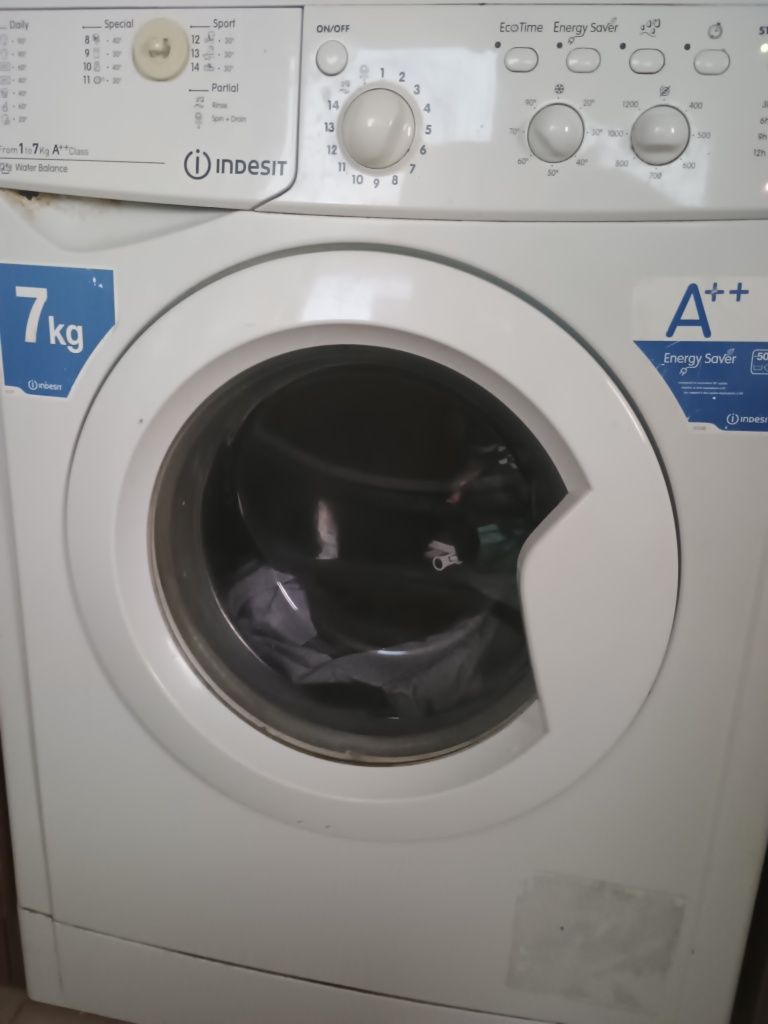 Пералня Indesit работеща