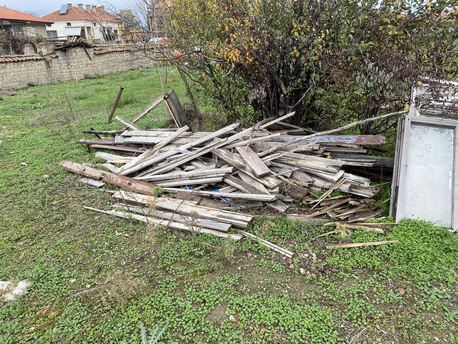 Давам безплатно стар дървен материал за горене