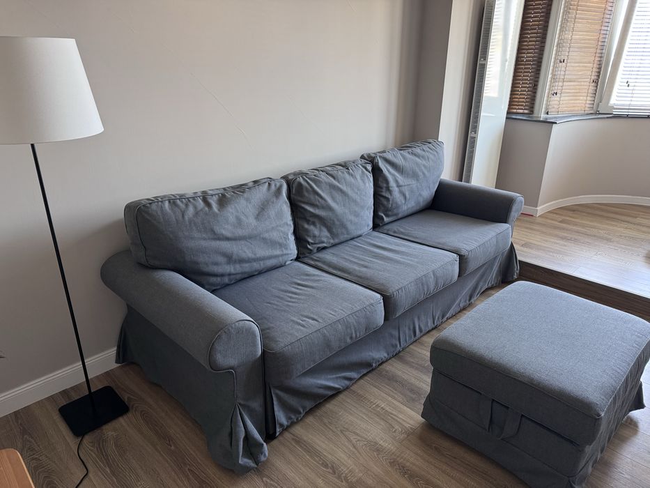 Canapea extensibila Ikea 3 locuri cu spatiu de depozitare si taburet