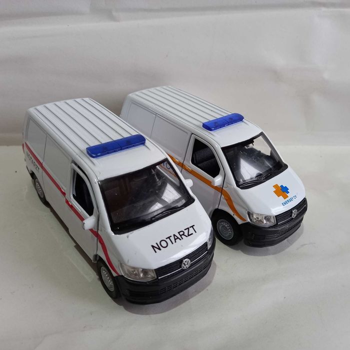 2 utilitare VW Transporter T6, 1/40, stare bună