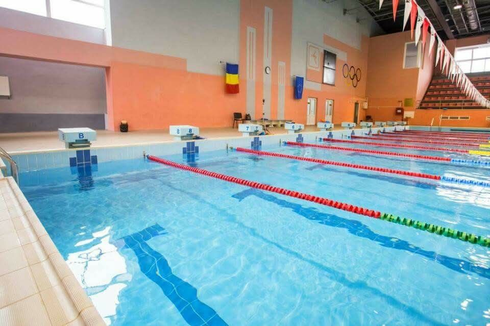 Cursuri înot și acomodare copii în bazin