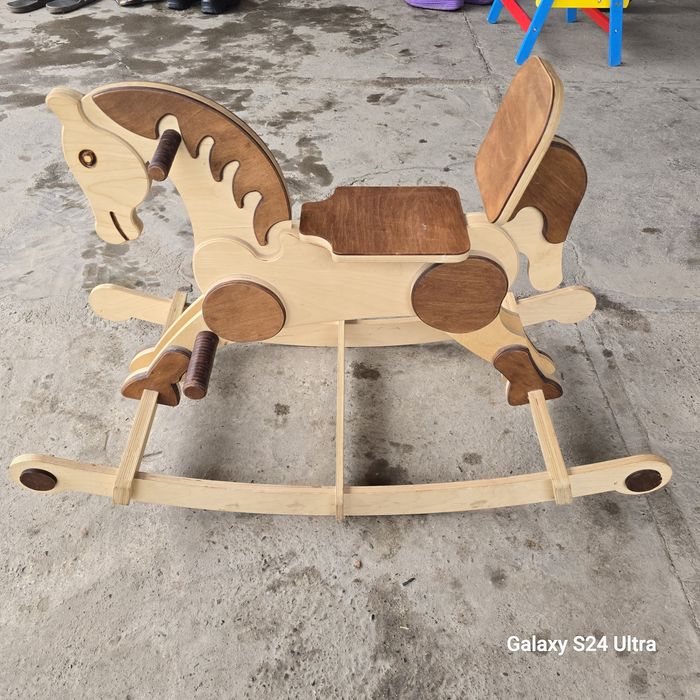 Продаю детскую лошадку-качалку