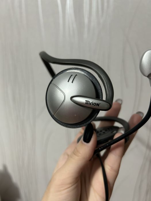 компьютерная USB-веб-камера со встроенным микрофоном.