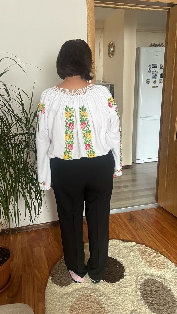 Ie tradițională  cusută manual