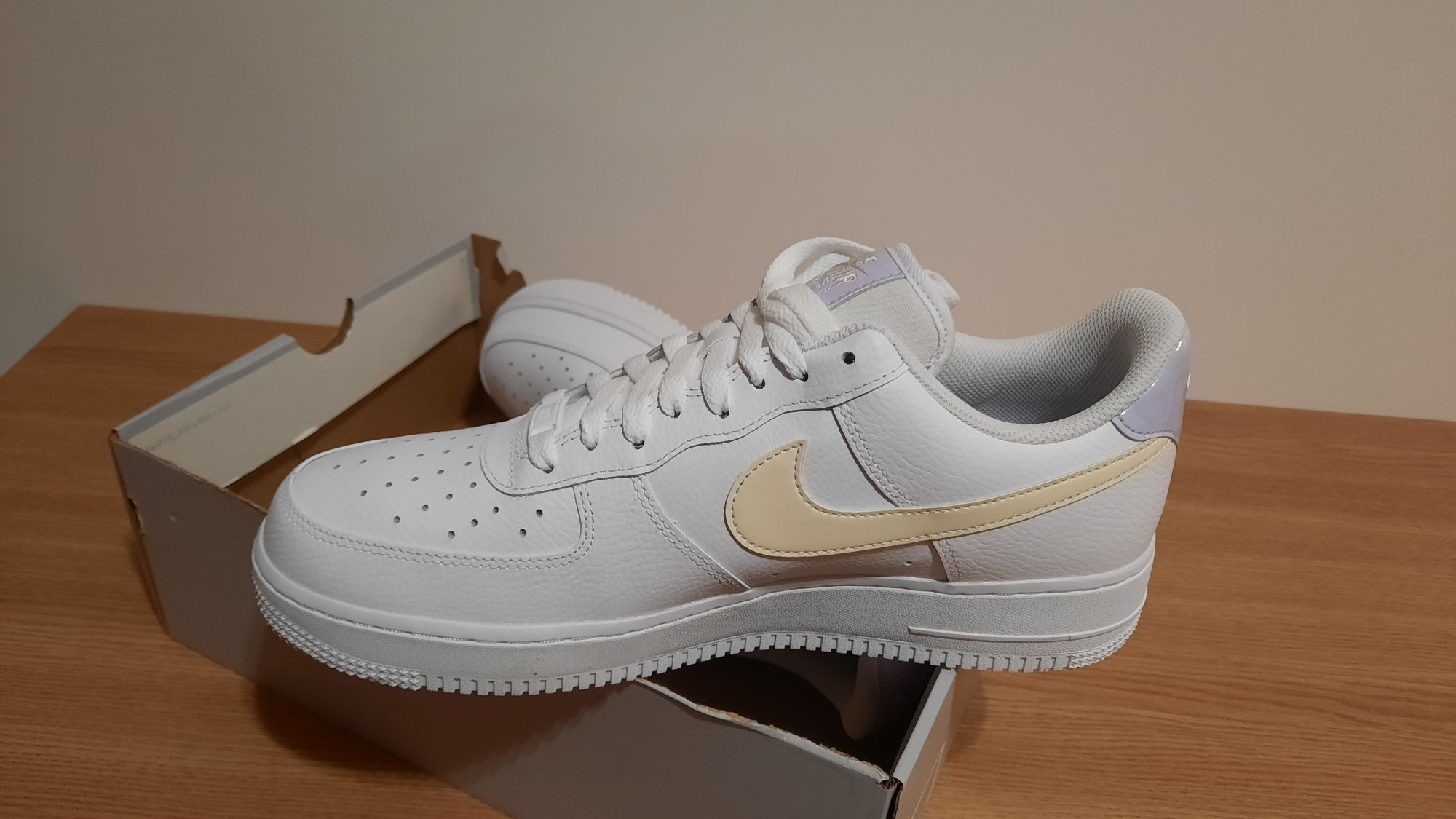 Vând adidași NOI Nike Air Force 1