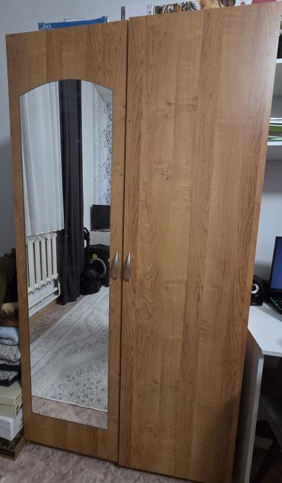 Продам шкаф двустворчатый с зеркалом