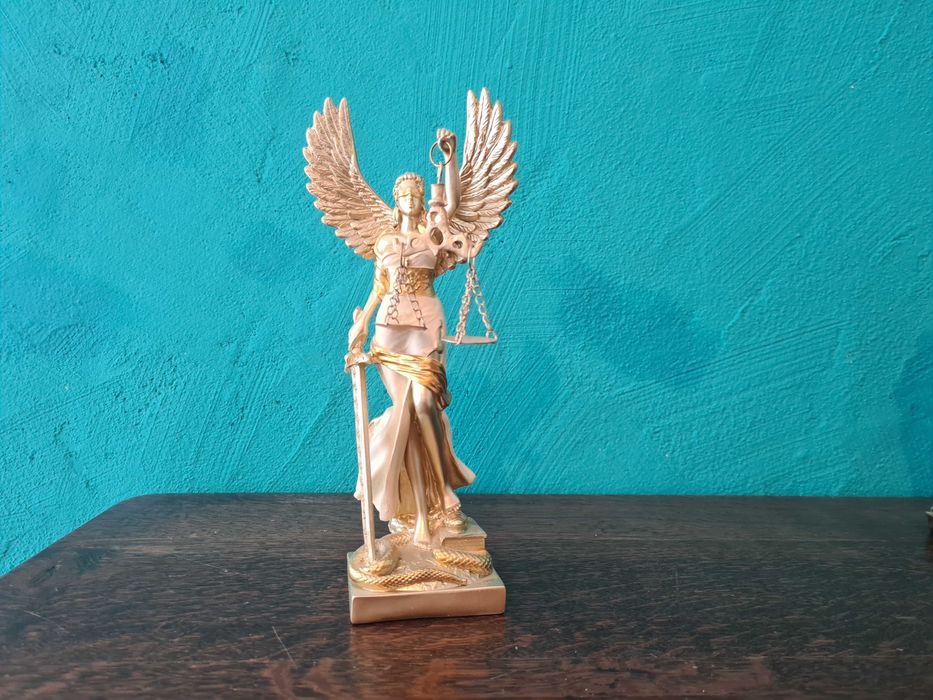 Статуетки на Фортуна и Темида