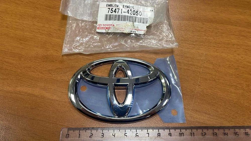 Эмблема на дверь багажника Rav 4 оригинал новая