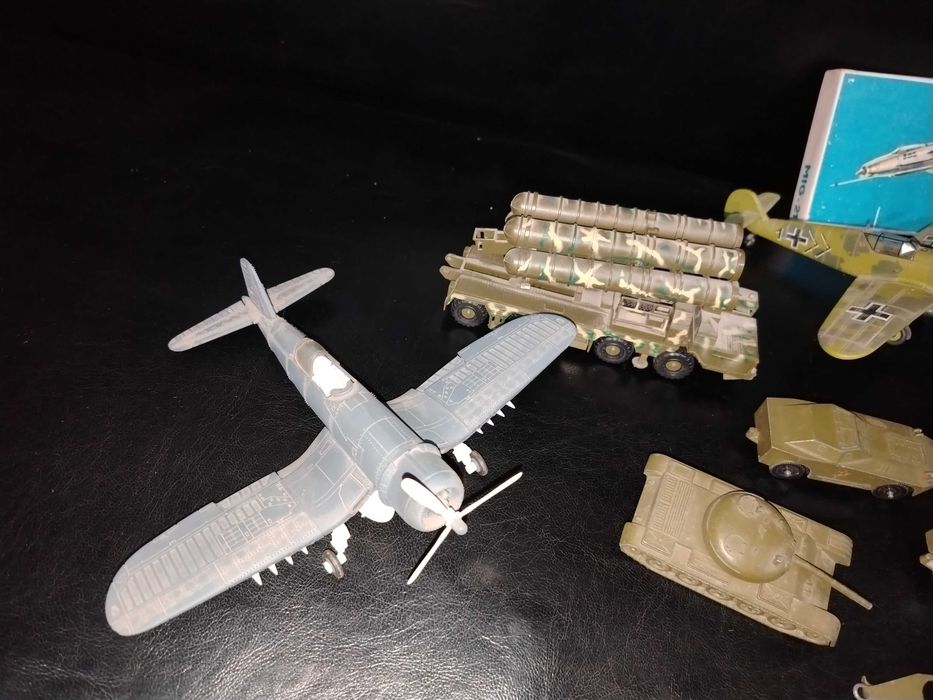 Игрушки, военная техника СССР и другие.
