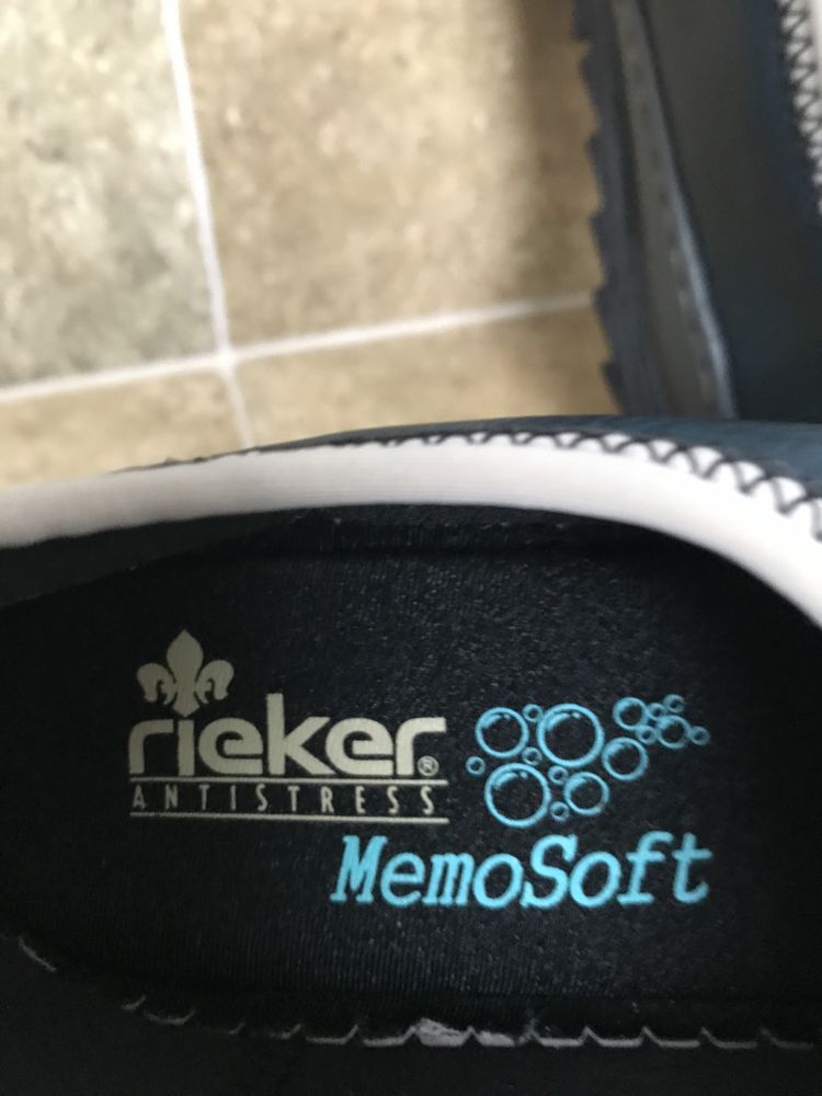 Дамски спортни обувки Rieker -естественна кожа