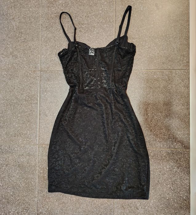 Черна дантелена рокля