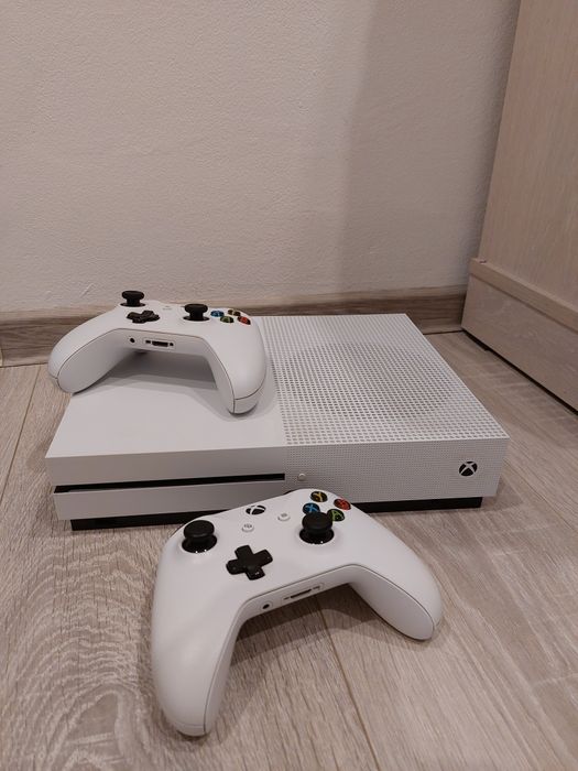 Xbox one S 1TB cu 2 Controllere și 9 jocuri separat
